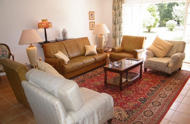 Single floor villa swimming pool, WiFi, A/C, table tennis, large garden, 10pax