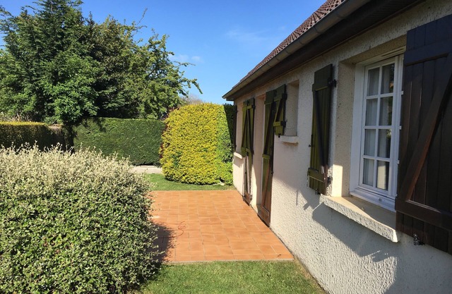 Single storey house with enclosed garden 600 m from Bernières sur mer beach
