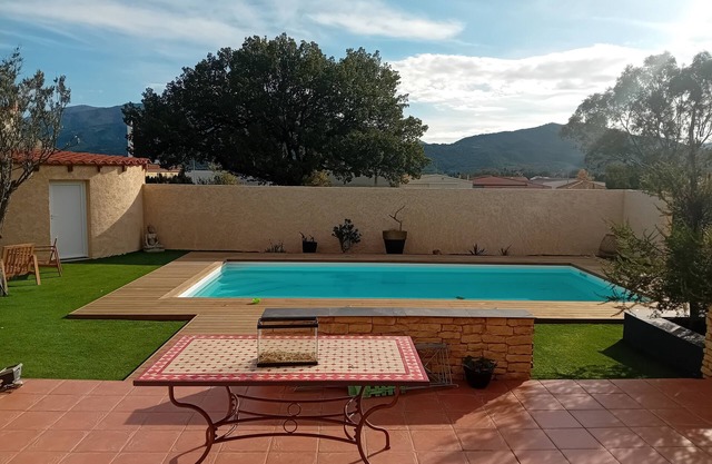 Single-storey villa with swimming pool