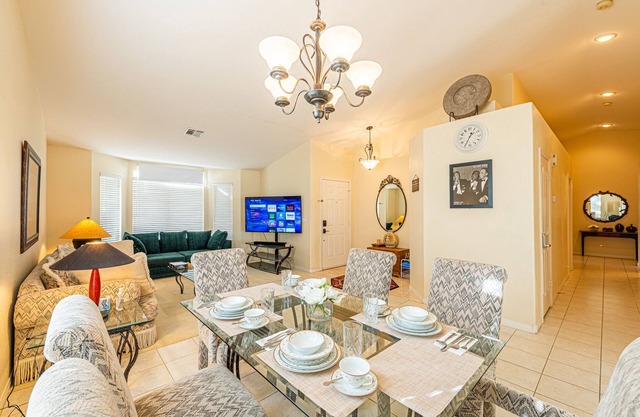 Single Story ! 4K beds! w/strip view, 15min to strip/conv. & Airport.