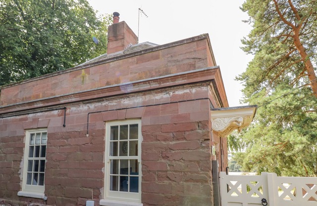 SION LODGE, pet friendly, with hot tub in Belbroughton