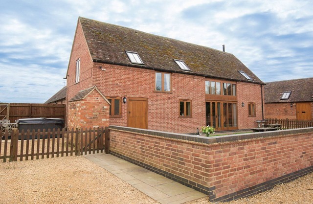 Siskin Barn, Near Stratford-upon-Avon, sleeps 9 guests in 4 bedrooms