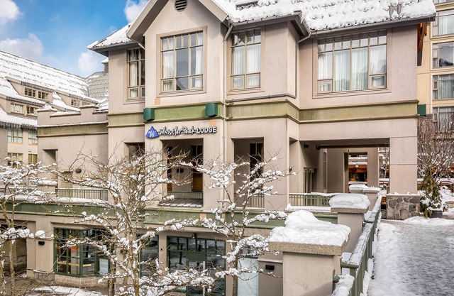Sixth-floor skier's dream studio in Village with fireplace & gym, walk to lifts