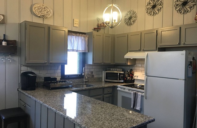 Ski, Hike,Bike,Golf, Dine within a 6 min Drive. Perfect for a Family getaway