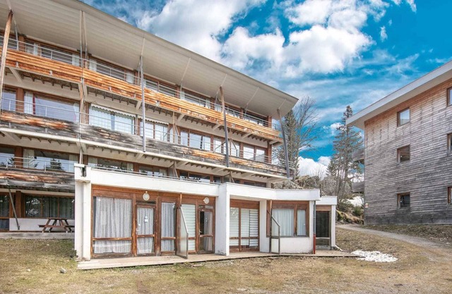 Ski-In Comfort with Scenic Views
