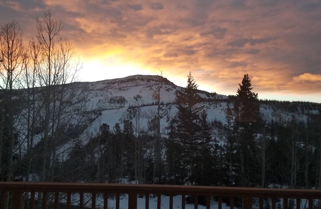 Ski In/Out cabin with best panoramic views in Brian Head. Pets Welcome!