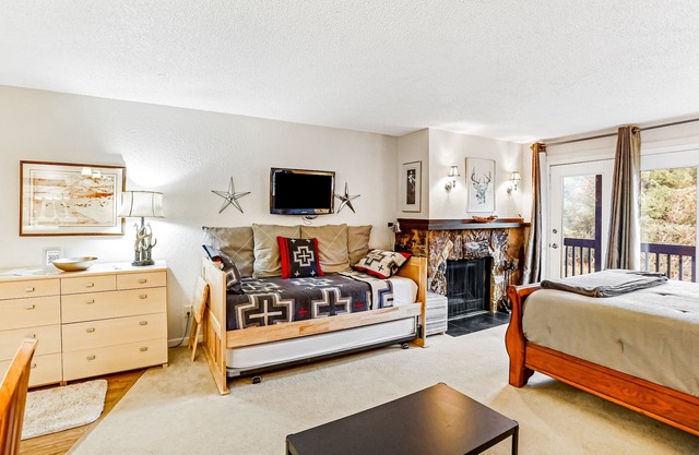 Ski-in/out condo near hiking & town with sauna & deck with amazing views