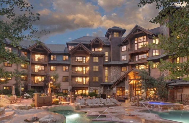 Ski-In/Out Luxury 1 Bedroom Condo/Sleeps 4 in Breckenridge at Peak 7