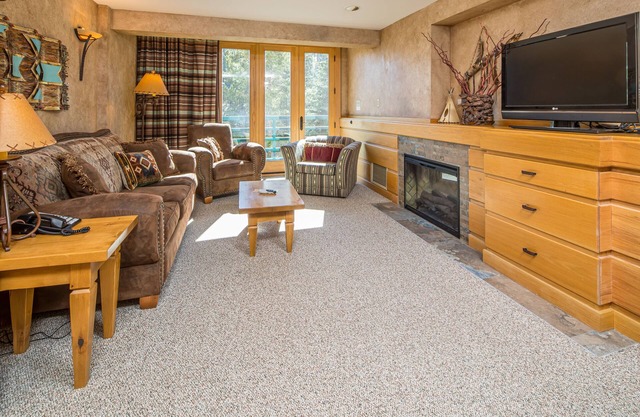 Ski in/out w/great views, amazing location, shared pool/hot tub, & fireplace - Shoshone Slopeside
