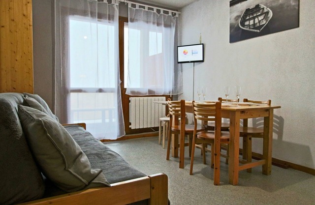 Ski-in/Ski-out 2-Room Apt, Sleeps 6, South-Facing Terrace