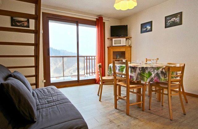 Ski-In/Ski-Out 3rd Floor Apt with Balcony, South-Facing, Sleeps 6, Fully Equipped