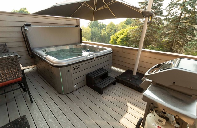Ski In/Ski Out Condo in Sunridge with Private Hot Tub