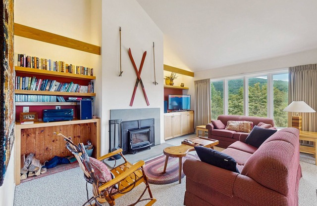 Ski-in/ski-out condo w/balcony, mountain and valley views, pool, fireplace