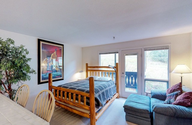 Ski-in/ski-out condo with amazing mountain views - near shopping & dining