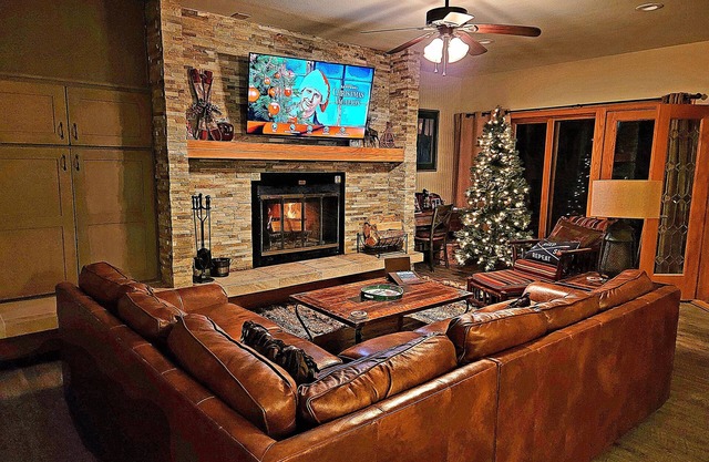 Ski In/Ski Out + Private Hot Tub + Sleeps 8 + Free Parking