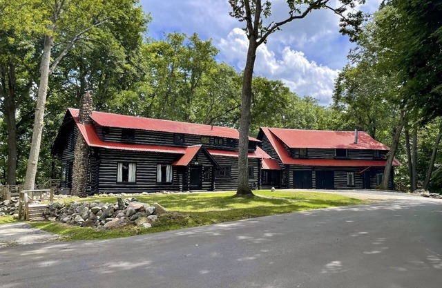 Ski Pine Knob! Ice skating on Walters lake! Indoor fireplace! WiFi! Pool Table!