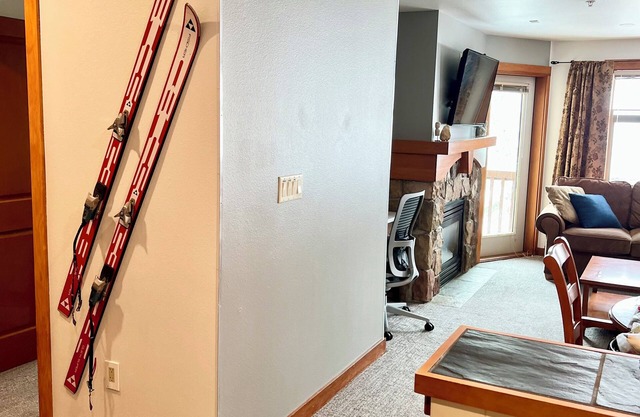 SKI-SLOPE VIEW! 3rd Floor! 1 Bedroom + Den, Sleeps 6! Heated Pool! Ski Locker!