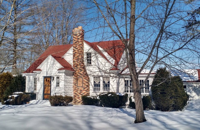 Ski the White Mountains! Slopes within 20 min! 3 Bdrm, 2.5 Bath, Vintage Home.