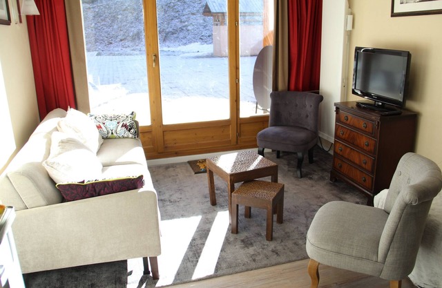 Ski-to-door apartment, Vars, Hautes Alpes
