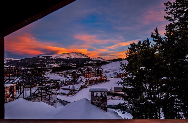 SkiWatch - Only ski down to lifts and back to the door condominium on peak 8