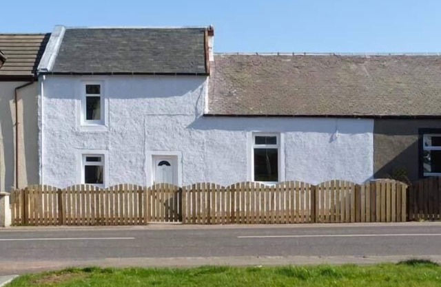 SKY BLUE COTTAGE, pet friendly, with a garden in Braehead
