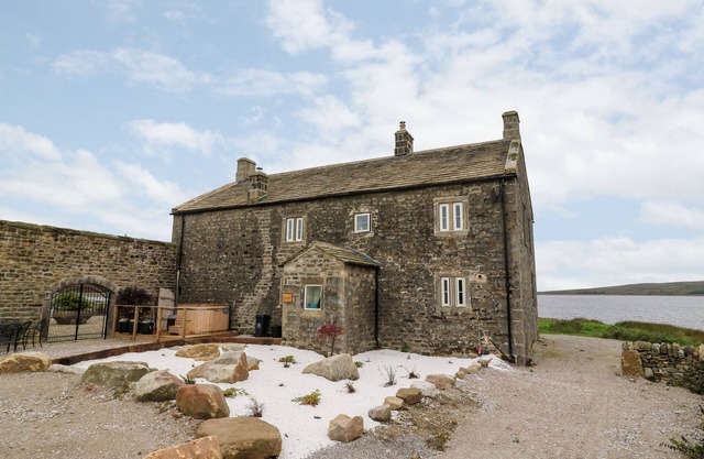 SKYFELL, pet friendly, luxury holiday cottage in Appletreewick