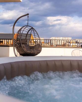 Skylark - Cairo Penthouse cu Jacuzzi si Vedere la Munte
