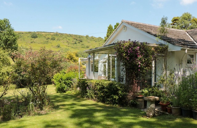 SKYLARK, family friendly, character holiday cottage in Portesham