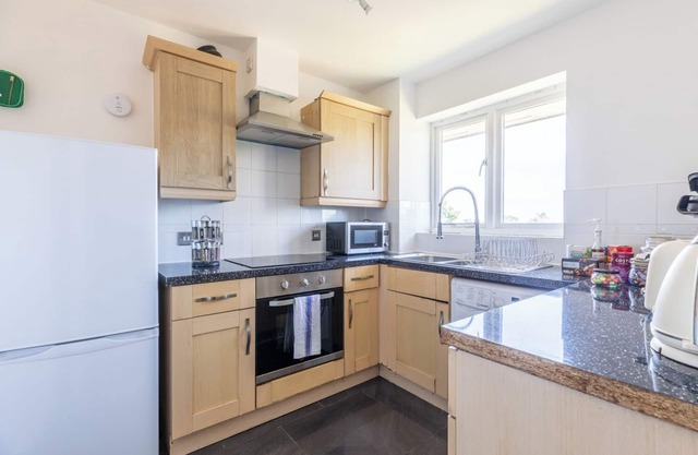 Skyline Haven Modern 2BR w/Free Parking & 4kTV
