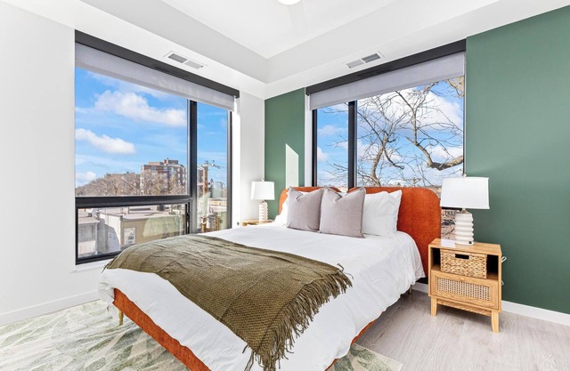 Skyline Serenity mins to DT w Gym ,BBQ, Rooftop