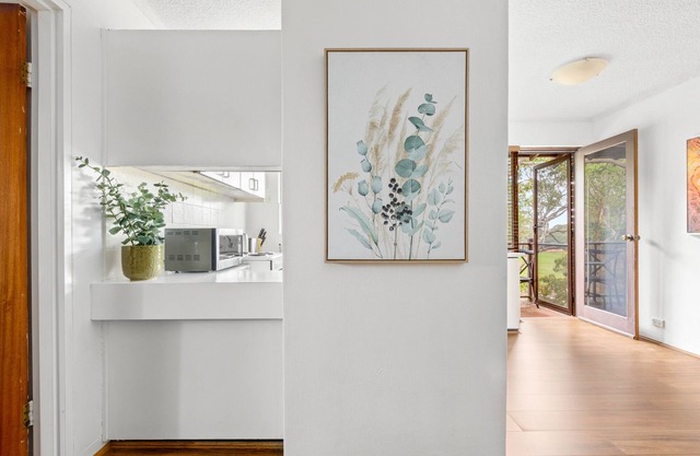 Sleek 2-Bed Unit in Quiet Street by Belmore Park