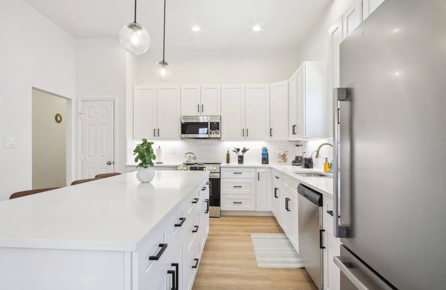 Sleek 4br/3ba Urban Living w/Downtown Views!