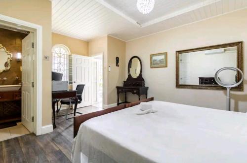 Sleek 4PPL apartment, Pool, Parking, Gated, CCTV & Wifi