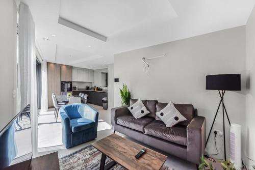 Sleek and Modern 4BR Ultimate London Getaway