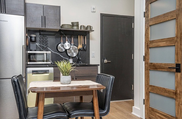 Sleek & Cozy 1st Flr Flat- Walk to Brown & Wayland