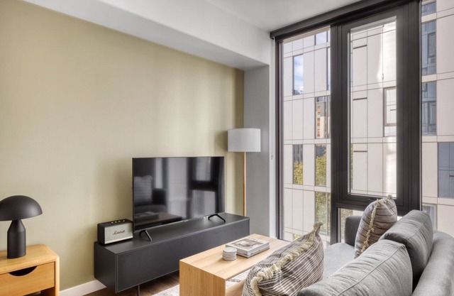 Sleek First Hill Studiow/Gym & Coworking, by Blueground