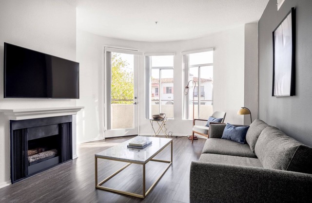 Sleek Mid-Wilshire 1BR w/Rooftop, BBQ’s, nr. The Grove, by Blueground
