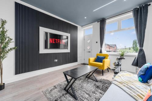 Sleek & Sunny 2BR -The Gallery House - Sleeps 5 - Family Friendly