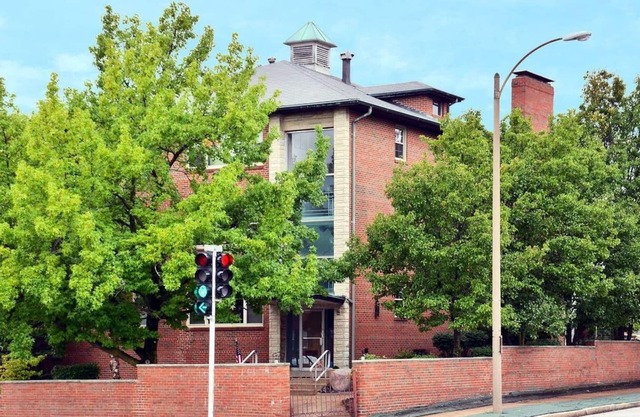 Sleep 14 guests 3,400 sqft 5 Bedroom condo Near The Hill, ForestPark,TedDrewes