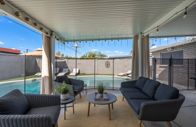 Sleeps 10-5 mins to Old Town-Heated Pool-Pet Friendly-Fire Pit-Foosball
