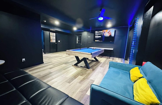 ☀️SLEEPS 12🏠 WITH PRIVATE INGROUND SWIMMING POOL/POOL TABLE/AMENITIES