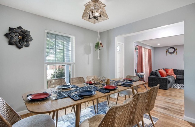 Sleeps 13, 10 min to Airport