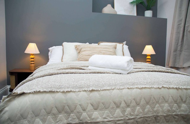 Sleeps 14 The Old Trafford Zen by Genesis Living