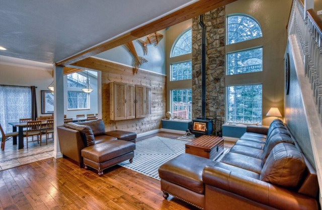 Sleeps 14, 7 Bedrooms 3800 Sq Ft With Hot Tub