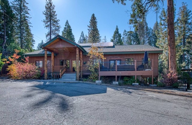 Sleeps 26 people. 1 of a kind Lodge. Large families, team bonding, retreats!