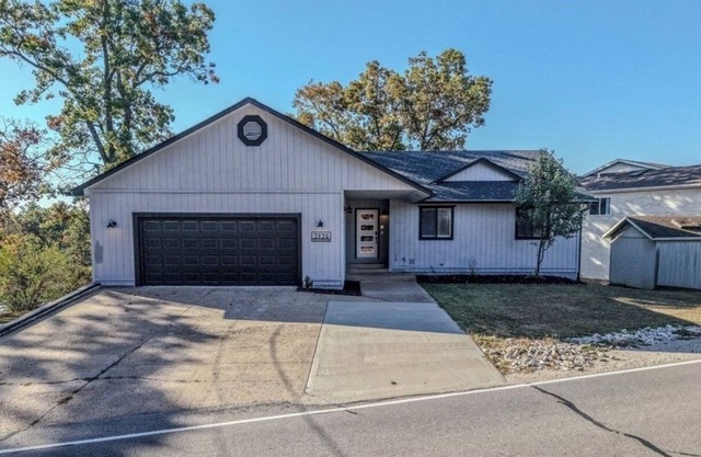 Sleeps 27! Large Parties Welcome! Next to Shady Gators!