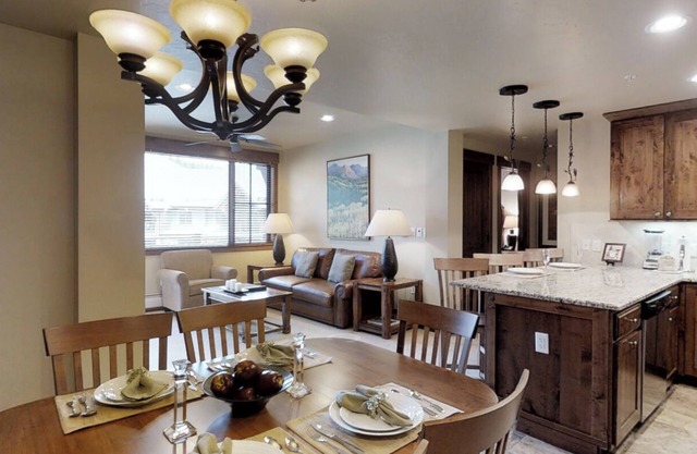 Sleeps 4- Aug 17-25 2025. Perfect for Wine Classic! Large 1 BR with Full Kitchen