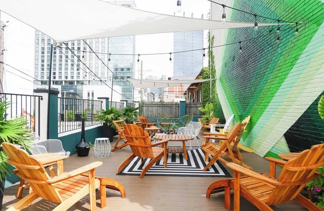 Sleeps 48 25 Units 2 Blocks From Broadway Sobro Guest House by Avantstay