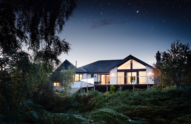 sleeps 6 in 1 double bedroom, 1 twin (or superking), 1 full size bunk bed.