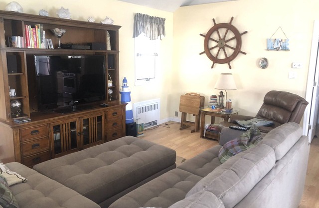 Sleeps four. 1Bedroom King, 2 Bedroom one full one twin